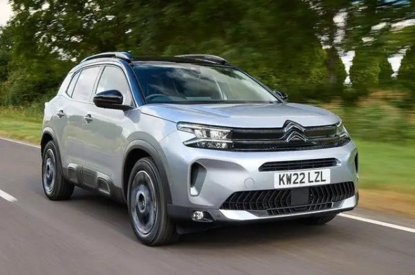 Citro&euml;n е известен с производството на автомобили, които дават приоритет на качеството на возене пред спортното шофиране и това не е изключение с C5 Aircross. От всички двигатели, plug-in хибридната версия версия е много по-плавна и по-тиха от 1,2-литровия двигател.
Обхват само на електричество - 66 км